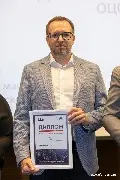 Павел Михайлов, директор Департамента сопровождения закупок, Х5, на сцене церемонии вручения дипломов лучшим ОЦО этого года