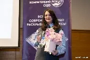  Мария Дударева, МФЦ «Полюс», с заслуженной наградой: в 2025 году 97% сотрудников компании перешли на КЭДО