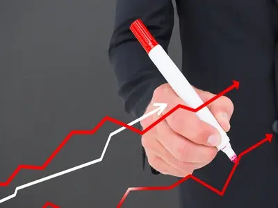 Продажи на российских маркетплейсах замедлили рост почти в два раза