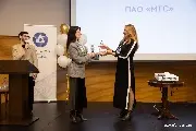 За наградой на сцену вышла Наталья Котюкова, директора единого центра обслуживания, МТС