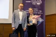 Павел Михайлов, Х5, вручает кубок победителя Кире Лапиной, «Северсталь – ЦЕС». Жюри единогласно отметило прогресс компании в развитии и цифровизации HR-платформ