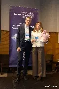 Алексей Шипилов, «ДОМ.РФ Центр сопровождения», вручает награду Светлане Слободенюк, «СБЕР», за самую масштабную трансформацию года
