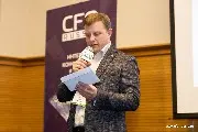 Денис Исаков, ОЦО «билайн», готовится наградить победителей в номинации «Лучший проект цифровизации в ОЦО»
