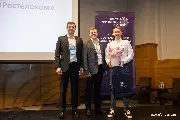 Илья Курцев и Игорь Карташов, ОЦО «Ростелеком», получают награду из рук Дениса Исакова. Компания автоматизировала 90% процессов и 70% операций
