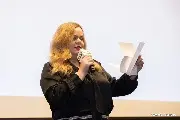 Галина Петрякова, заместитель генерального директора по развитию HR-сервисов, «Гринатом», открывает конверт в номинации «Лучшая клиентская служба»: «Служба, которая на передовой привлекает новых клиентов, заслуживает особых аплодисментов»