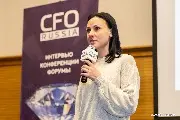 Ольга Кириллова, генеральный директор, ЦЕС «Аскона Лайф Групп», готовится вручить награду в номинации  «Лучший электронный документооборот»