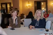 Алина Певунова, директор департамента финансового планирования, анализа и контроля, «Детский мир», и участник конференции во время кофе-брейка