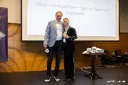 Павел Михайлов, Х5, и Кира Лапина, «Северсталь – ЦЕС», на церемонии вручения награды за лучший HR-ОЦО 2025 года