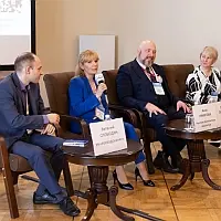 круглый стол.jpg