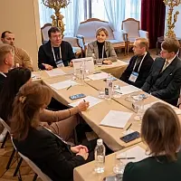 круглый стол