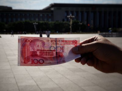 Иена впервые уступила юаню по популярности в международных платежах
