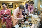 Чайная церемония и дегустация, которые проводила мастер и преподаватель икэбаны школы Согэцу и чайной церемонии Омотэ Сэнке Урана Куулар