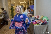 Участники переодеваются в японские костюмы для фотозоны
