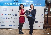 Оксана Прядко, директор ЕСЦ ИКЕА с призом от подарочного партнера Simple