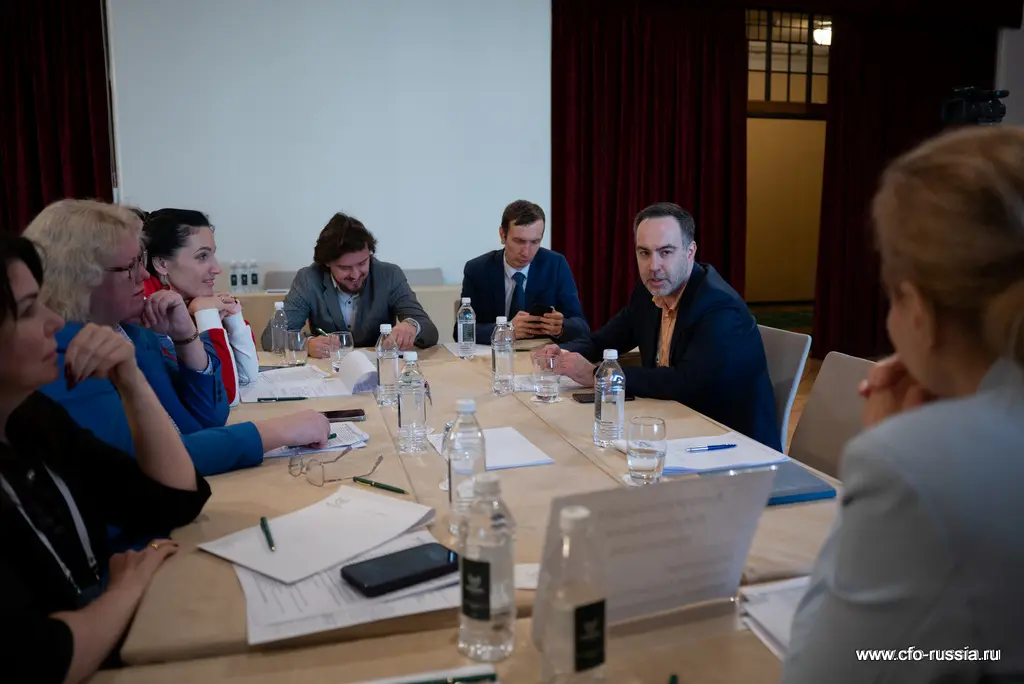 Спикеры рассказали, какие есть основные причины и моменты для выхода на публичный рынок акций, каким образом начинать процесс подготовки к этому шагу и какие изменения происходят с компанией после проведения IPO _NPY2123.jpg