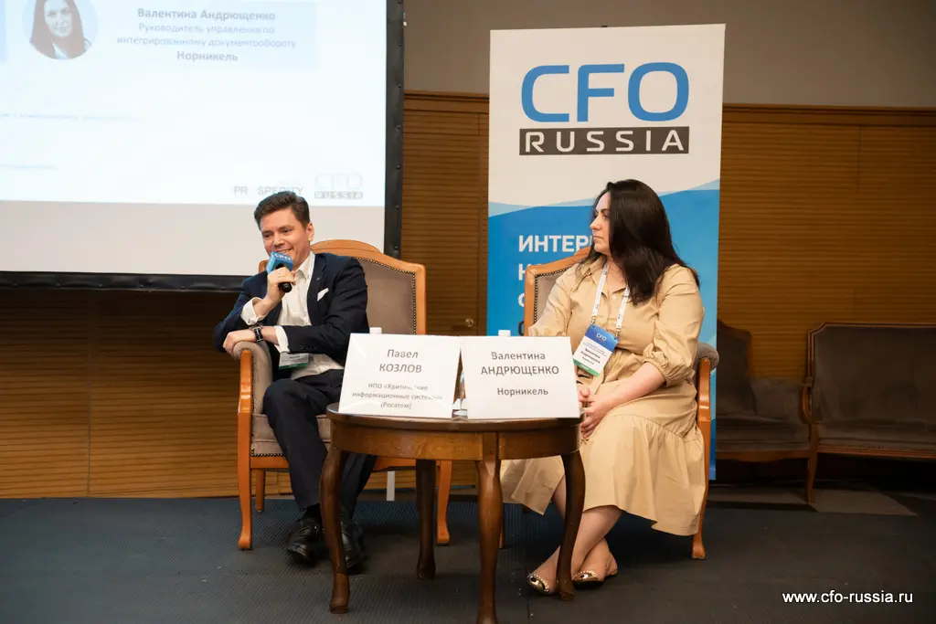 Павел Козлов, директор по персоналу и организационному развитию, НПО «Критические информационные системы» (Росатом), и Валентина Андрющенко, руководитель управления по интегрированному документообороту, Норникель _NSA6976_Козлов_Андрющенко.jpg