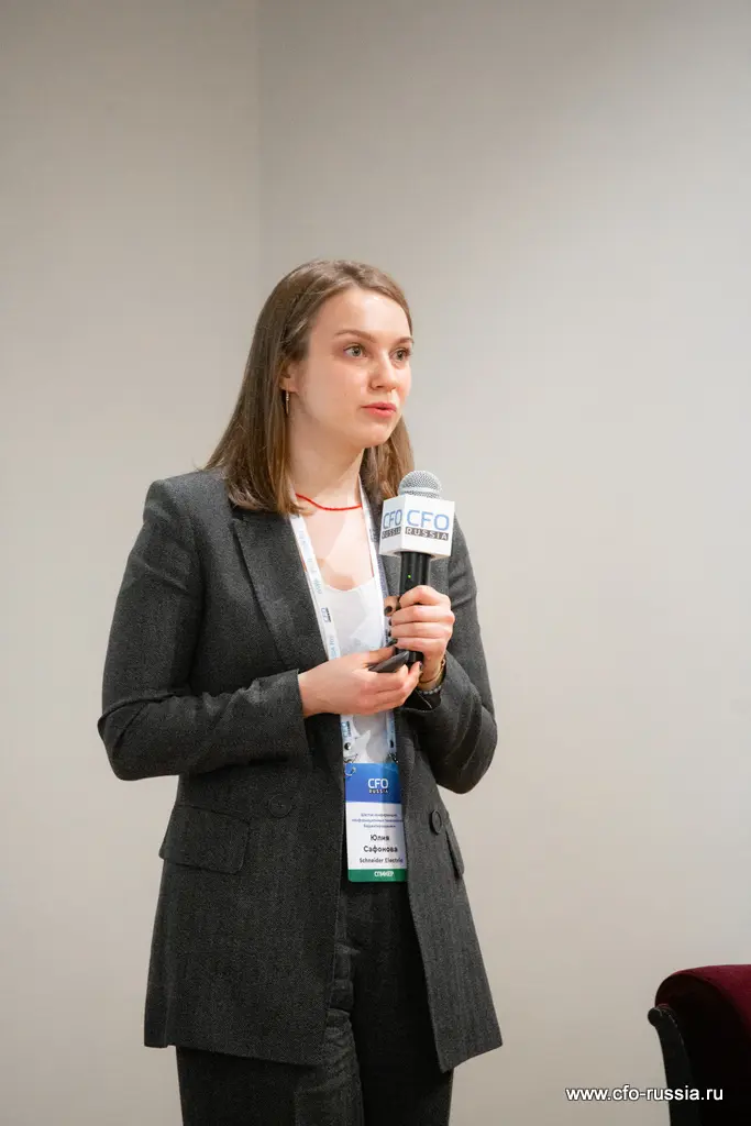 Юлия Сафонова<br />
Руководитель BI-аналитики<br />
Schneider Electric IMG_4346 Сафонова.jpg