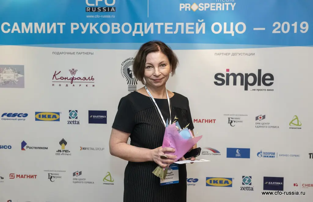 Виктория Гильманова, ведущий менеджер по развитию федеральных клиентов, СКБ Контур с призом от партнеров - Электротеатр Станиславского ART_9745.JPG