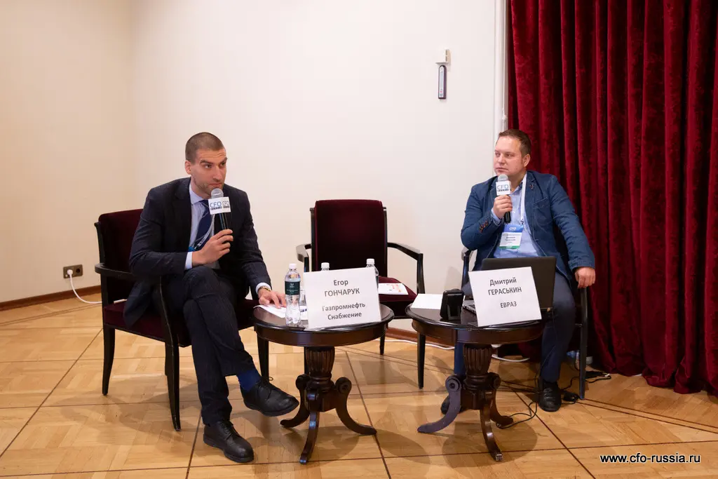 Егор Гончарук, руководитель проектного офиса по развитию молодых продуктов, Газпромнефть-Снабжение, и Дмитрий Гераськин, руководитель проектов, ИТ Бизнес-партнер, ЕВРАЗ<br />
 _MG_9614 Гончарук Гераськин КС.JPG