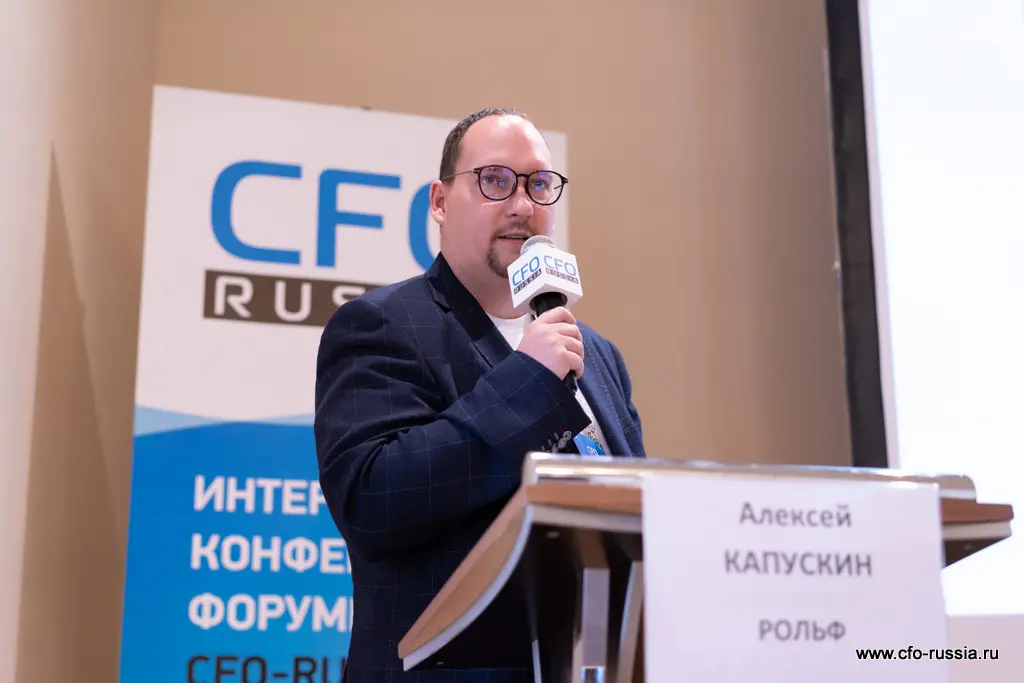 Алексей Капускин<br />
Руководитель группы управления казначейскими продуктами<br />
департамента казначейства и управления рисками<br />
РОЛЬФ NSA09020 Капускин.JPG