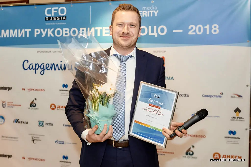 Павел Барило, заместитель финансового директора СГК, с премией "Проект года" SAM_0833.jpg