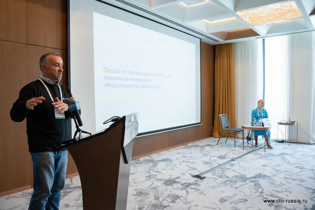 Михаил Толчельников, руководитель группы управления рисками ИБ, VK, и Ольга Костина, начальник отдела управления рисками, Международный аэропорт Внуково _NSA8034.jpg