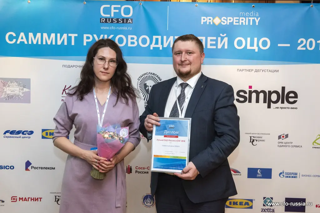 Елена Кондратьева, руководитель проектного офиса, сервисный центр Fesco, и Андрей Клопотовский, генеральный директор, сервисный центр FESCO, призеры в номинации "Лучший запуск ОЦО"  ART_9631.JPG
