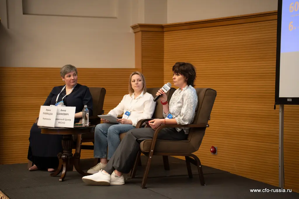 Вторая секция «Ключевые вопросы при внедрении кадрового ЭДО» началась с доклада в формате Master2Master: Как осуществить подготовку и переход на кадровый ЭДО Ольги Овчинской, руководителя отдела кадров, ВкусВилл, и Анны Санкевич, руководителя проектов, Сервисный Центр ФЕСКО. Ирина Румянцева, руководитель управления по трудовым отношениям, Ростелеком (модератор). 24. Овчинская  Румянцева Санкевич.jpg