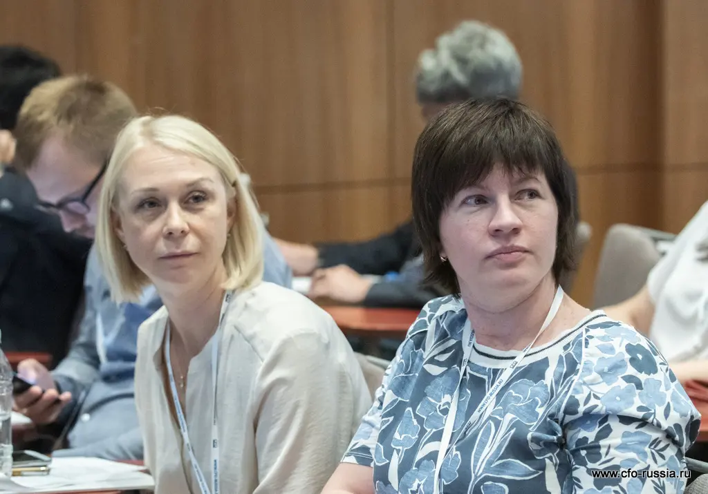 Наталья Хазова, директор департамента закупок и логистики, SYMRISE, и Наталия Волейник, начальник управления по организации и контролю работы с поставщиками, Ренессанс Кредит<br />
 khazova_voleynik (2).JPG