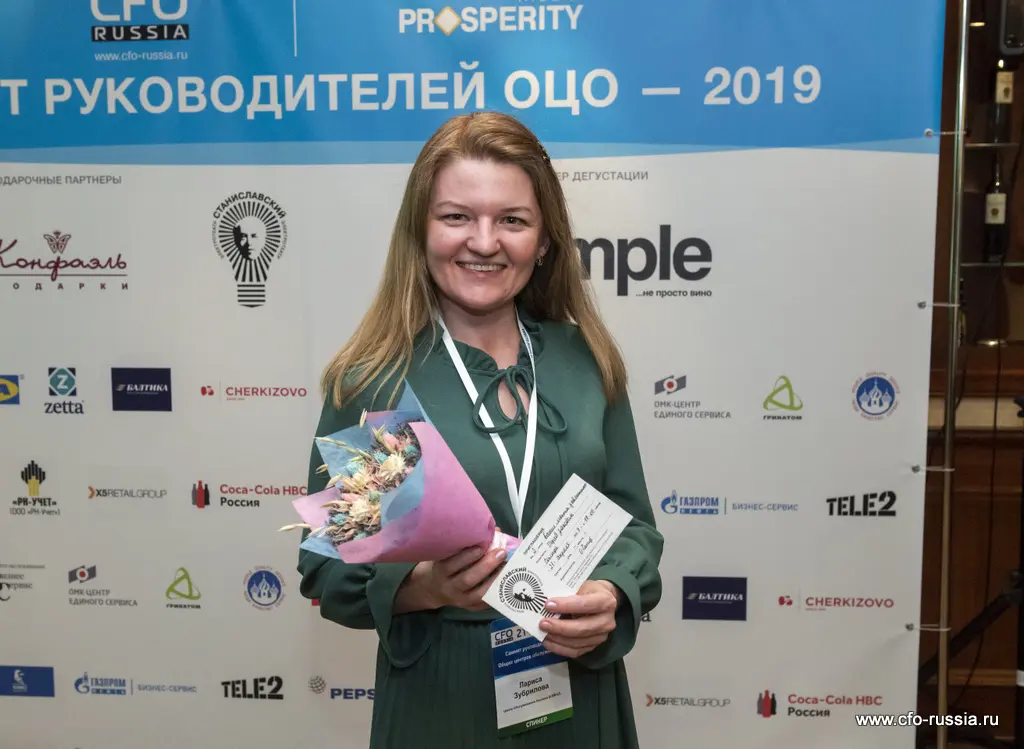 Лариса Зубрилова с призом от партнера церемонии - Электротеатра Станиславского, генеральный директор, Центр обслуживания бизнеса, КАМАЗ<br />
 ART_9731.JPG