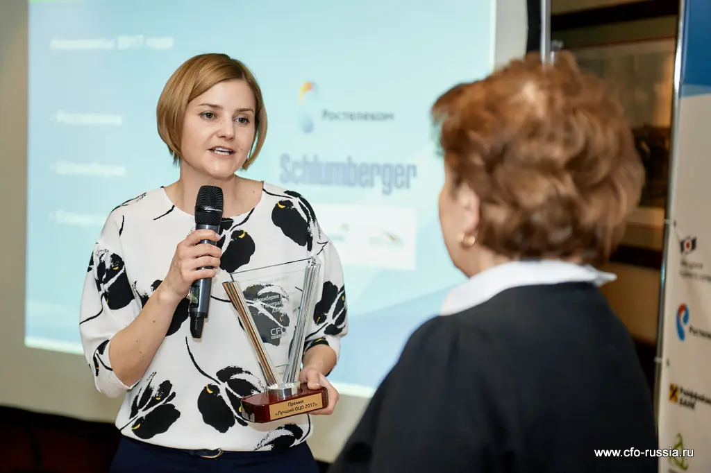 Екатерина Румянцева, директор ЦРП МФ ОЦО "Ростелеком", вручает приз Светлане Колупаевой, руководителю кадрового центра "Шлюмберже в России и Центральной Азии", за лучший HR-ОЦО  SAM_0777.jpg