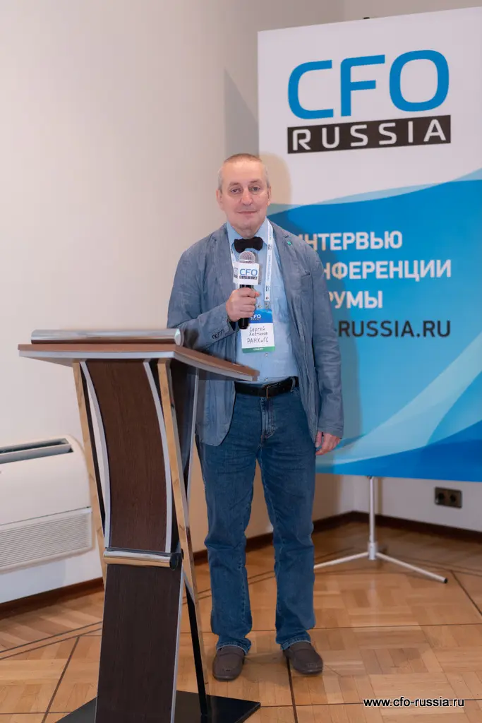Сергей Хестанов<br />
Доцент РАНХиГС<br />
Советник генерального директора по макроэкономике<br />
Открытие Инвестиции NSA08761 Хестанов.JPG