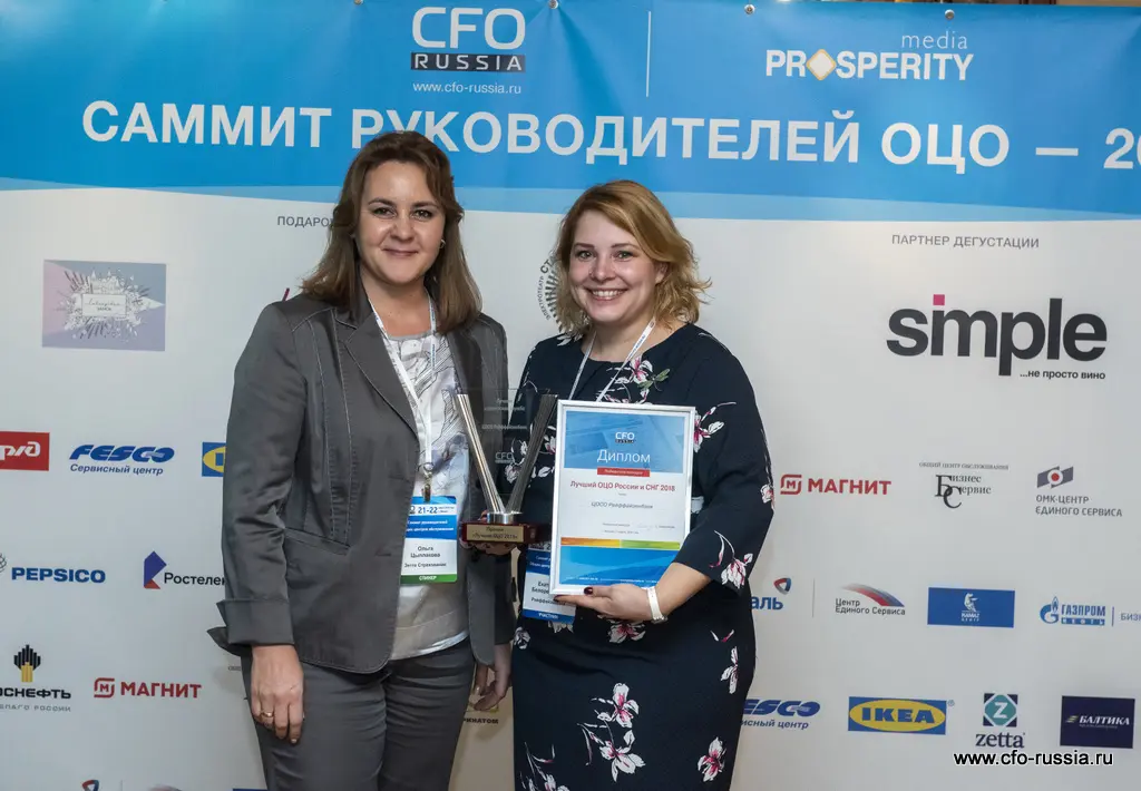 Ольга Цыплакова, директор ФАЦ, Зетта Страхование, и Екатерина Белореченская, старший менеджер по обучению и развитию, Райффайзенбанк, победитель в номинации "Лучшая клиентская служба" ART_9578.JPG