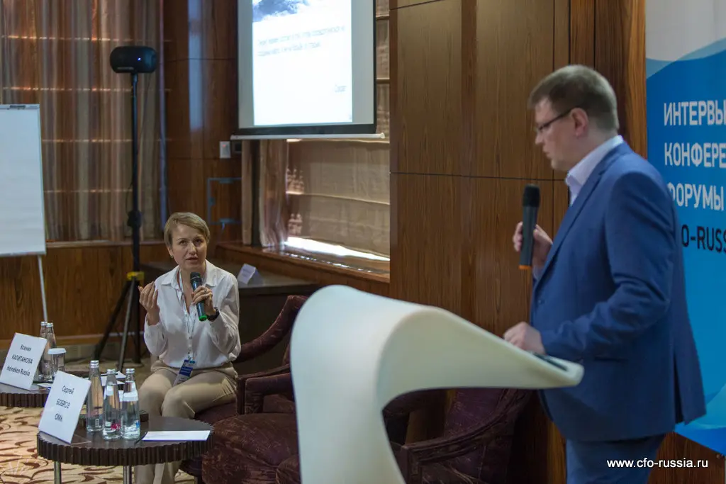Ксения Капитанова, стратегический бизнес-контроллер, Heineken Russia, и Сергей Бобров, руководитель направления по бюджетированию и контроллингу, ОМК IMG_8482.jpg