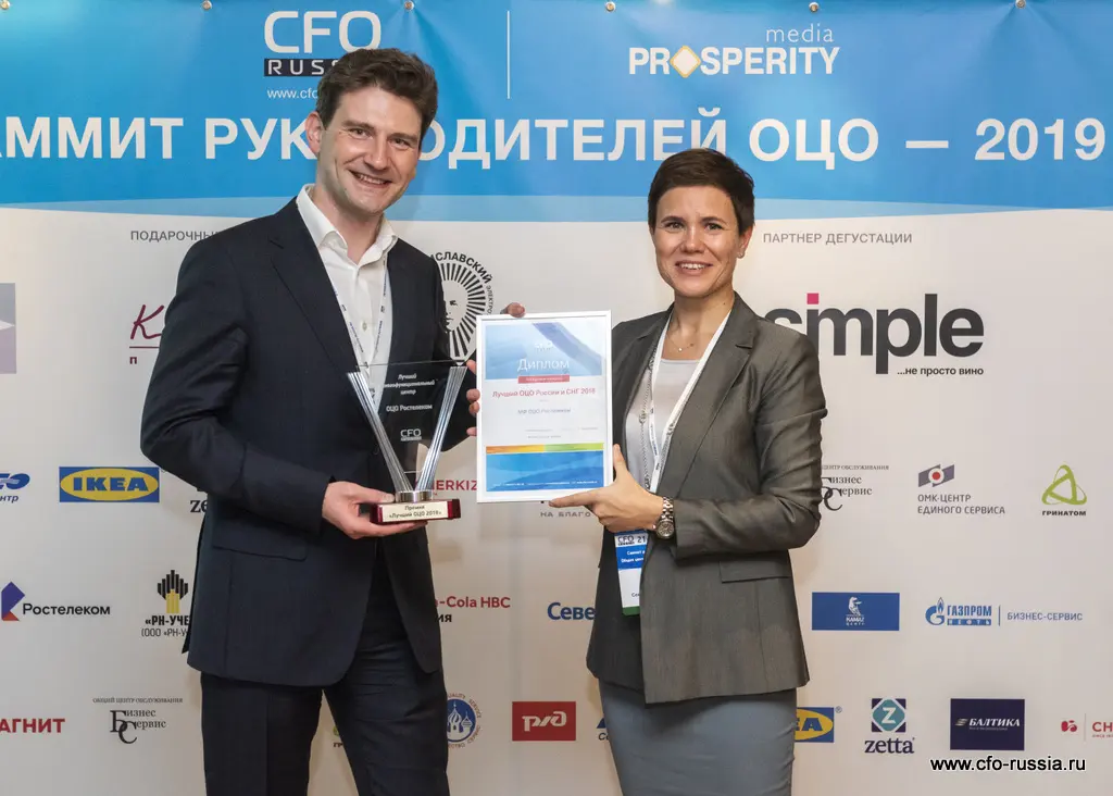 Дмитрий Пересветов, директор, ОЦО Ростелеком,победитель в номинации "Лучший многофункциональный ОЦО", и Кира Лапина, генеральный директор, Северсталь-ЦЕС ART_9686.JPG