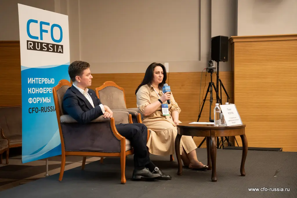 Павел Козлов, директор по персоналу и организационному развитию, НПО «Критические информационные системы» (Росатом), и Валентина Андрющенко, руководитель управления по интегрированному документообороту, Норникель _NSA6961_Козлов_Андрющенко.jpg